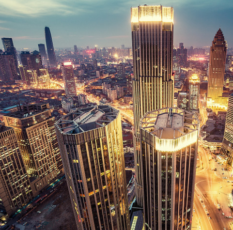 香港公司年審是每年都必須要做的，很多內地企業者不重視這點，覺得不需要這家香港公司了，就放置那邊不去管理，這是不正確的。公司不要了就要去注銷，要么就按時年審，不然會產生一系列的麻煩（可參考本站往期文章），今天這里主要和大家講述香港公司年審流程及費用。 一、香港公司年審流程 1、續期商業登記證，每一年都要重新去政府領一份新年度的商業登記證，此費用為政府費用，隨政府的調整而浮動; 2、續期注冊證書，按注冊處要求的相應版本打印一套年報文件由董事簽署后，再到公司注冊處辦理手續即可; 3、法定秘書：是在香港成立公司的必備條件，如果客戶不能提供，卓信可以代為提供，第一年免費，從第二年開始，按年度收取; 4、注冊地址費用：是在香港成立公司的必備條件，如果客戶不能提供，卓信可以代為提供，第一年免費，從第二年開始，按年度收取; 5、文件和服務費用：費用為會計事務所服務費(包括：交通速遞費、電話費、文件費以及專業服務費用等)。 二、香港公司年審的費用 香港公司年審需要哪些資料：商業登記證；注冊證書；公司章程1、2頁；NC1法團成立表格，AR1周年申報表；上年度所變更公司信息的所有資料 香港公司年審費用：商業登記證費用+代理服務費 （具體費用可以咨詢卓信在線商務顧問） 商業登記證費用是按照香港公司注冊處提供的價格而定，每年一般都有相應的變動。 代理服務費用（包括：快遞費、電話費、文件費以及專業服務費用等，由于商業登記證費用互動較大，具體費用可以咨詢卓信在線商務顧問）